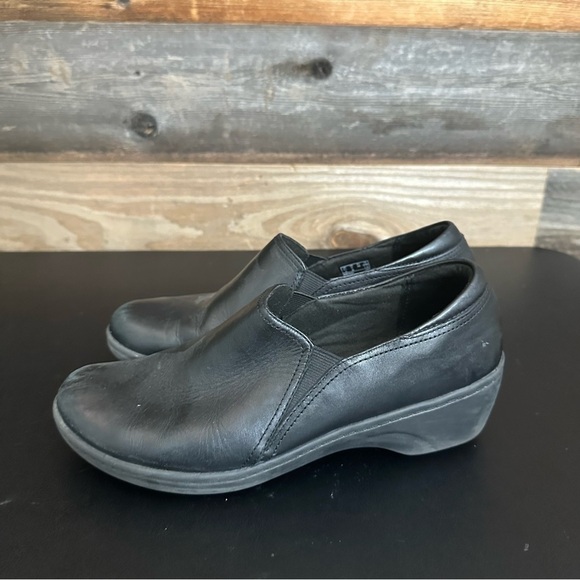 Clarks Grasp Chime Slip Resistance Work Clogs Women's Black Slip On Size 8M - Picture 2 of 10